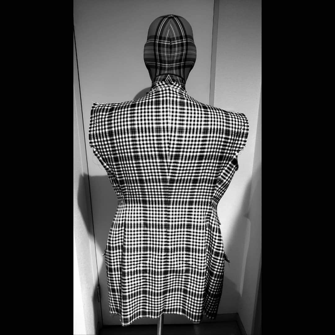 信國太志のインスタグラム：「#geometry #sculpture #couture #bespoke #suits」
