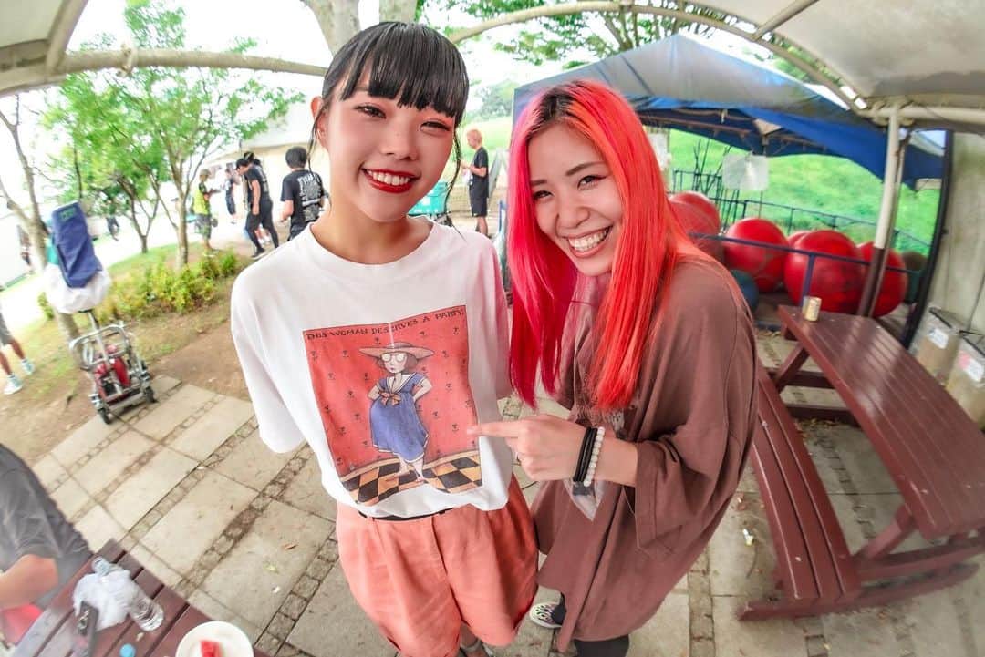 あやぺたのインスタグラム：「モンバスありがとう！！！ 2年ぶりに混ざれて、楽しくライブできておいしいうどん食べれて最高すぎたー。。 ラブが過ぎるあいなと😝❤️」