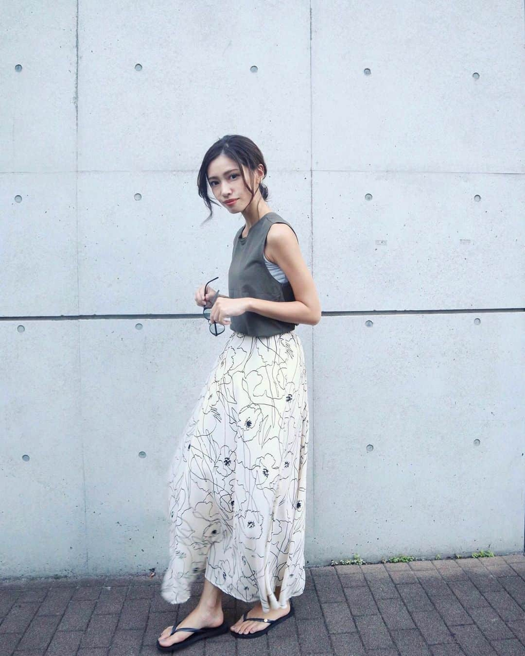 石黒美帆さんのインスタグラム写真 - (石黒美帆Instagram)「* * ご近所コーデ☺︎ tops#stunninglure skirt @holidayandholiday_official  sandal#havaianas * 髪染めたばかりでちょっと暗め🍁 秋っぽいトーンにしたくてグリーンも入ってます☺️ * * #fashion#fashionstyle#instafashion#outfit#ootd#holidayandholiday#ファッション#今日のコーデ#スタニングルアー#ハワイアナス#ビーサンコーデ#夏コーデ#ご近所コーデ#韓国ファッション#韓国コーデ」8月25日 19時08分 - miho_ishiguro