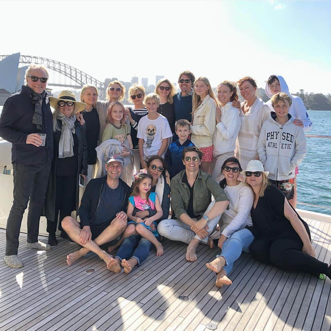 ナオミ・ワッツさんのインスタグラム写真 - (ナオミ・ワッツInstagram)「Great day today on beautiful Sydney Harbour with this lot. Love this city. Love my friends. Love this boat 🛳 ❤️🇦🇺 @captaincookcruises #captaincookcruises」8月25日 19時09分 - naomiwatts