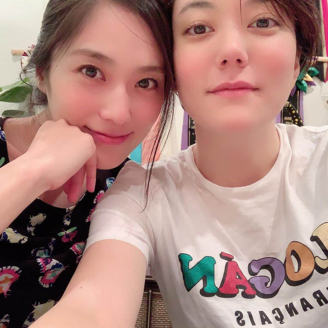 鈴木杏さんのインスタグラム写真 - (鈴木杏Instagram)「高知までしばしの休み🌈会いたい人にはタイミングよく会えたりするなぁ、ありがとうございます、神様🙏すごくシンプルだけど、タイミングに全ての答えが混じっているような気がするんだなぁ、最近。そうやって一歩一歩すすむのだ。だから逃さないように、研ぎ澄ませておかねばね。久しぶりにまりなちゃんやうえちゃんや安心できる人たちに囲まれて、心がほぐれました😚✨ #小澤真利奈 #うえちゃん #うえっこ #休日 #安心 #ともだち #大切 #ご縁 #タイミング #かみさま」8月25日 19時09分 - anne.suzuki.official