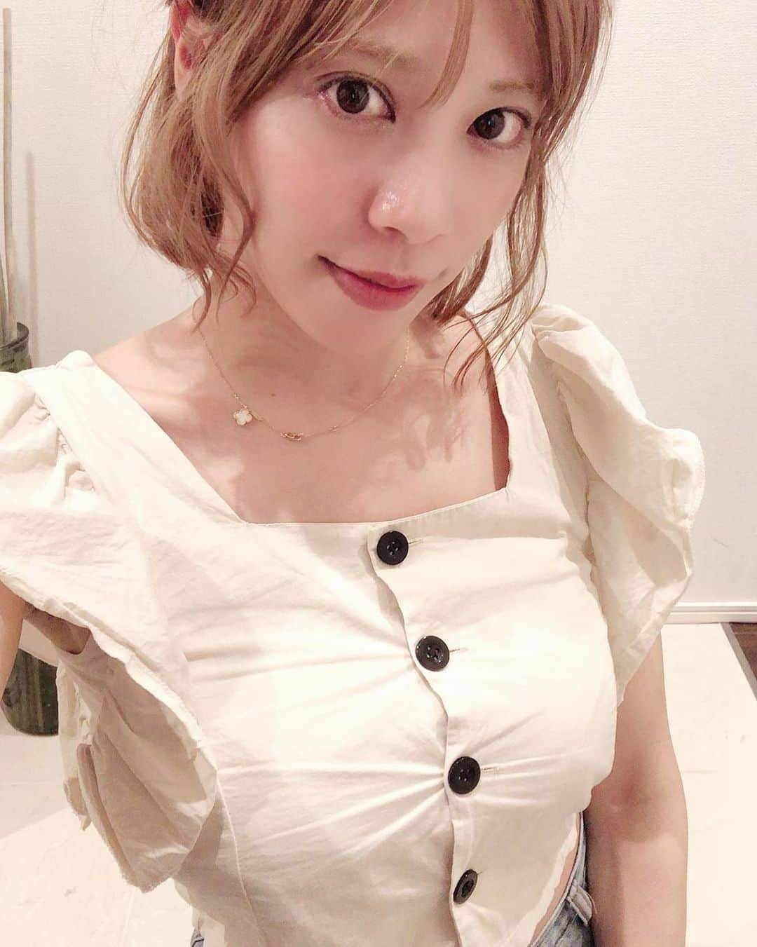 舞希セナのインスタグラム：「お盆にお母さんがくれた洋服☺︎ ママと趣味似てる(●´ω`●)♡ けどややパツパツ🤣3つ目のボタンさんが可哀想😂ごめんね😂 ————————————————— #夏服 #ベージュ #トップス #きつい #はち切れる」