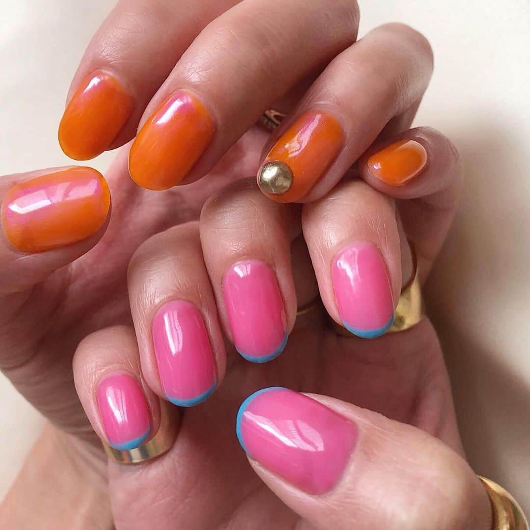 橋本江莉果さんのインスタグラム写真 - (橋本江莉果Instagram)「My #new #nails #💅🏼 うるつやベースに、細フレンチとパールのパーツにゴールドのミラー加工をしてもらったぷっくり丸パーツをポイントに🍊🍑 オレンジの方には、偏光パールを重ねてもらって⚪️✨🌟 いつもバッチリに仕上げてくれる @yooooopy918 には感謝感激👩🏻‍🎨💕← いつもありがとう🧡💗🧡💗 #nail #ネイル #lenail #yoppy_nail #orange #pink #オレンジ #ピンク #細フレンチ #フレンチネイル #frenchnails #frenchnail」8月25日 19時13分 - erica_hashimoto