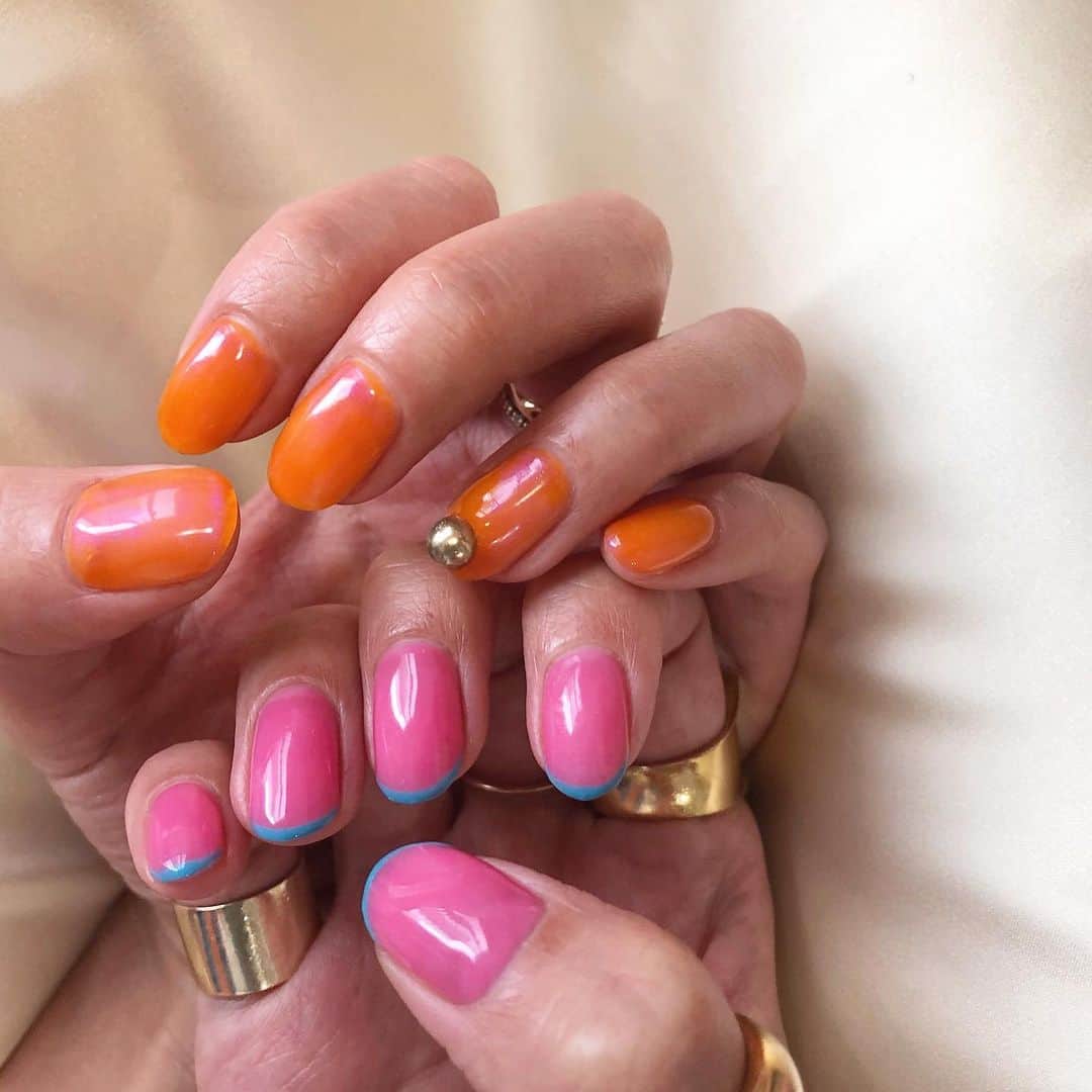 橋本江莉果さんのインスタグラム写真 - (橋本江莉果Instagram)「My #new #nails #💅🏼 うるつやベースに、細フレンチとパールのパーツにゴールドのミラー加工をしてもらったぷっくり丸パーツをポイントに🍊🍑 オレンジの方には、偏光パールを重ねてもらって⚪️✨🌟 いつもバッチリに仕上げてくれる @yooooopy918 には感謝感激👩🏻‍🎨💕← いつもありがとう🧡💗🧡💗 #nail #ネイル #lenail #yoppy_nail #orange #pink #オレンジ #ピンク #細フレンチ #フレンチネイル #frenchnails #frenchnail」8月25日 19時13分 - erica_hashimoto