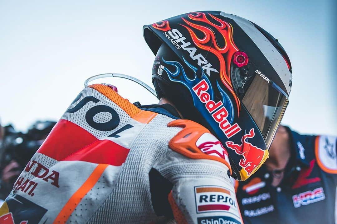 レプソル・ホンダさんのインスタグラム写真 - (レプソル・ホンダInstagram)「Race time. ⏱ ⠀⠀⠀⠀⠀⠀⠀⠀⠀ #BritishGP #25RepsolHonda #Repsol #MotoGP #Honda #Racing #RepsolHonda #HRC #RC213V #JL99 #JorgeLorenzo #JL99😈 #ThePowerOfDreams #Motorcycle #England #Britain #GB」8月25日 19時13分 - hrc_motogp