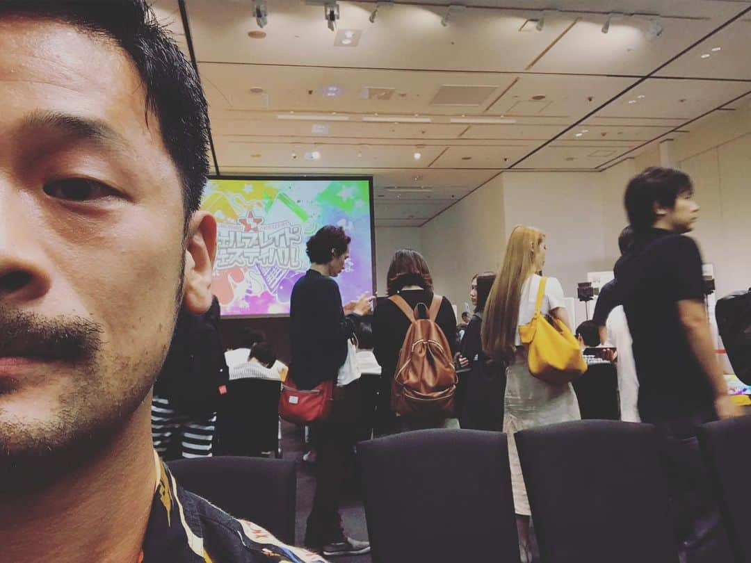 石川龍のインスタグラム：「eスポーツを楽しむファンイベント「ウェルプレイドフェスティバル」でeスポーツWebメディアについてのパネルディスカッションに登壇させて頂きました。eスポーツシーンの発展のために「競争よりも共創」が大切というお話をさせて頂きました。 参加者みんながワイワイとゲームを楽しんでいるこの空間、幸せが満ちてて素晴らしいです。 #ゆるふわeスポーツ座談会 #wpフェス」
