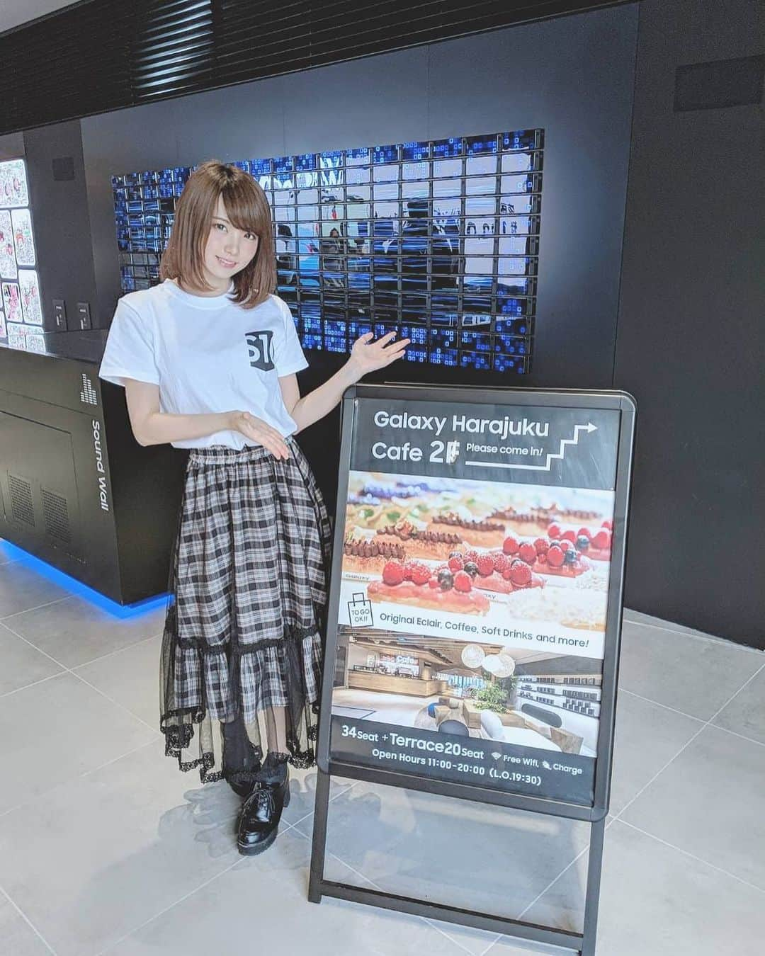 えなこさんのインスタグラム写真 - (えなこInstagram)「#GalaxyHarajuku の1日店長、とても楽しかったです😆✨ 体験ブースやインスタ映えするエクレアがあるカフェだったり 素敵なスポットがたくさんあるので遊びに来てね💓 @GalaxyMobilejp」8月25日 19時22分 - enakorin