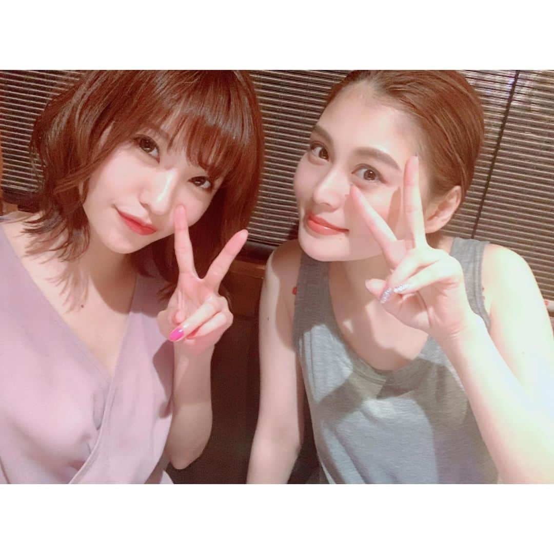 みはとのインスタグラム：「大阪にて💕 みかちゅんに沢山遊んでもらいました😎 ・ 大阪らしいものは何も食べてないしみかちゅんガイドのプチ観光はここアメ村！これ三角公園！のお散歩レベルだったけど 地元のお友達会に混ぜてもらってひたすら飲んで笑って騒いだとっても楽しい夏の思い出。 ・ 舞台も大阪で観てきたよ♡ 昨年も観てるんだけど何故かみかちゅんギャルのドヤ顔がツボすぎて笑い泣きした。 とりあえず腹筋筋肉痛レベルで笑った2日間。 ほんとにほんとにありがとう🥺❤️ ・ ・ #大阪 #道頓堀 #プチ観光 #潮みか #大阪の友達レベル高め #さすが #関西 #夏の思い出 #楽しすぎた」