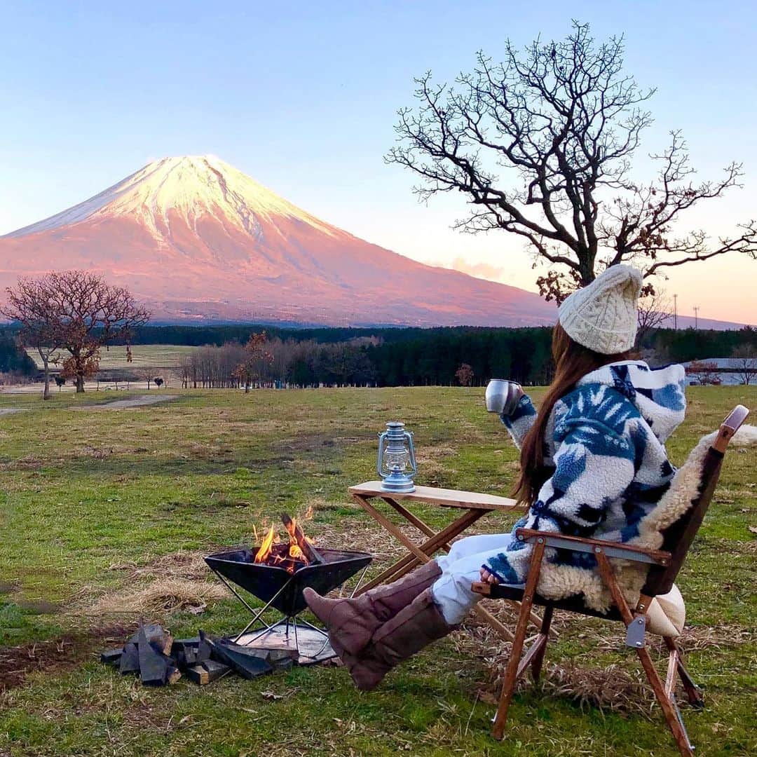 のインスタグラム：「#キャンプ#camp#camping #outdoor #キャンプ#アウトドア#キャンプ飯#cafe #カフェ#朝ごはん#富士山#ふもとっぱら#instagood #instafood #外カフェ#女子キャンプ#女子キャン #外ごはん#outdoorlife#canon#７D#9000D#赤富士 * * 2019.8.25 🏕💕 * * もう8月も終わりに近づいてきてなんだか涼しくなってきた気がするぅ😊🏕💕 * * そうなってくるとさらに富士山が恋しくてたまらない❤️❤️ * *」
