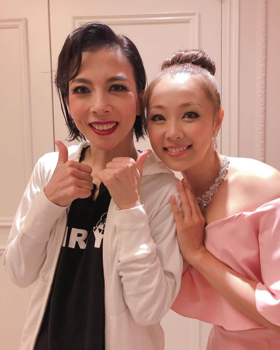 蒼乃夕妃さんのインスタグラム写真 - (蒼乃夕妃Instagram)「改めてまして… 霧矢さん25周年おめでとうございます㊗️ . . 今日はなんだか不思議な気分で準備してました✨ オープニングからセットリスト、全てがきりさんの素晴らしさの詰まったショーでした✨ . . きりさんは「忙しいのにありがとう💦」って言ってくれたけど、それでも声を掛けて下さったのが、私は何より嬉しかったです😢 そしてきりさんのファンの皆様と一緒に記念すべきショーをお祝い出来たのが本当に嬉しかったです🍾 . . 懐かしい曲をまた一緒に歌う事が出来て幸せでした✨ . . 今日沢山の懐かしい曲を聞いて、あったかい気持ちになりました✨ でも最後にきりさんが歌った曲を聞いた時、涙が止まりませんでした😢 やっぱり一緒に踊った曲は私にとっては特別です✨ . . 三木先生やりなやゆうき共、また一緒に出来たのもとても楽しかったです‼️ . . きりさんホントにおめでとうございます🎉🎉🎉🎉🎉🎉🎉🎉🎉🎉🎉🎉」8月25日 19時27分 - yukiaono_official