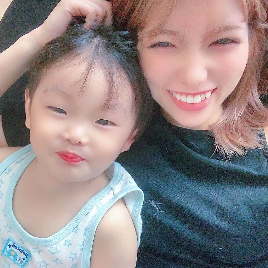 のインスタグラム：「絶対寄り添ってくるうちの怪獣🦁笑 . ゴロってすると絶対腕枕に収まってくるママ大好きくん。かわいいなぁ。こうやってくれる時期もあと数年だもんね。嚙みしめよう👦🏻❤️ . . #親子#2歳#2歳4ヶ月 #男の子#男の子ママ #笑顔って最強だよね〜 #ulikeの巻き添えして唇ピンクになってごめんね息子よ」