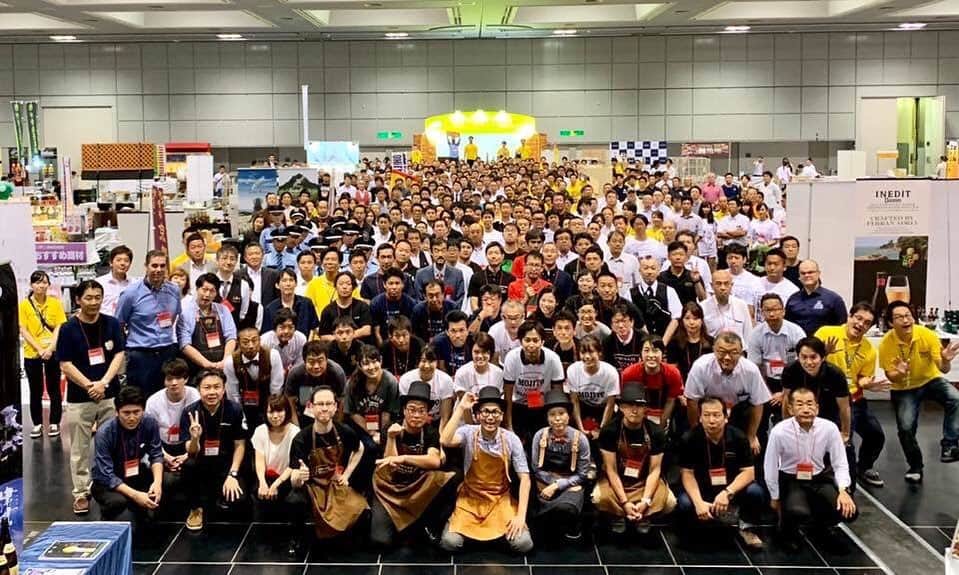 のインスタグラム：「⁑ ＼ 御礼！リカマンウイビアメッセ ／  皆様のご愛顧と笑顔に支えられ 2019 リカマンウイビアメッセ in 京都 を大盛況のうちに終えることができました。  来場者数は昨年を上回る4,968名！ 非常に多くの方にご参加いただき 心より感謝申し上げます。  また、オークションでは全26セットが合計947,000円で落札。後日、京都アニメーションに全額寄付いたします。  ご来場いただきましたお客様、 SNSなどを通し応援してくださった皆さま 本当にありがとうございました！  これからもお酒を通じてたくさんの方に お楽しみいただけるイベントを企画して参ります。  今後ともリカーマウンテンをご愛顧のほど 宜しくお願いいたします！ #ウイビアメッセ #リカマンウイビアメッセ」