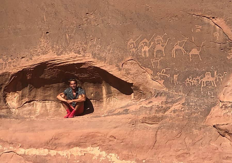 ジョン・コルタジャレナさんのインスタグラム写真 - (ジョン・コルタジャレナInstagram)「Day 5. WADI RUM DESERT  Seeing drawings that were made 500 bC makes me think about how long we have been in this planet. By the way, is it just me or does the drawing to the right of me look like an alien? 👽」8月25日 19時33分 - jonkortajarena