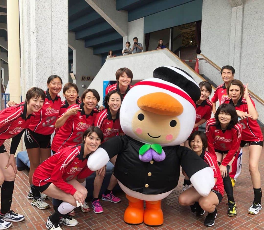 佐野優子のインスタグラム：「. 今回は苫小牧市へ🏐 . 沢山の誘惑🍣🍺🍦に負けたお陰で体が非常に重かったな。。 . . 楽しい週末でした🌻 . #北海道苫小牧市 #とまちょっぷ  #はつらつママさんバレーボール  #バレーボール #volleyball」