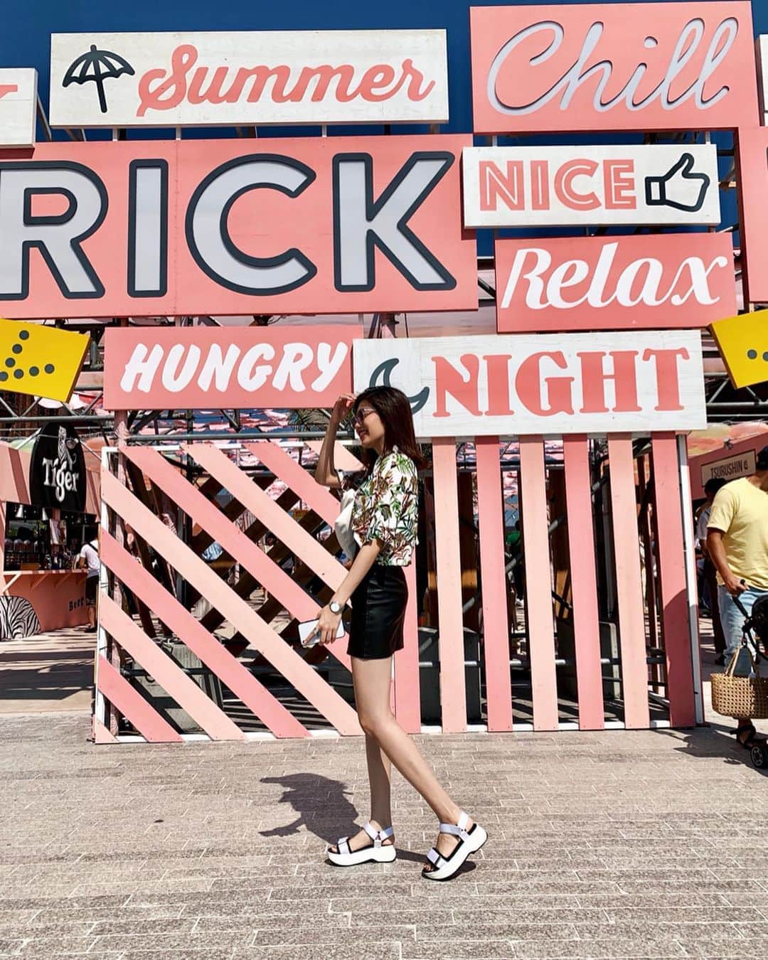 のインスタグラム：「RED BRICK BEACH 🏖 最終日に駆け込んできた♥️ 今日のシャツがたまたまトラ柄だったから トラとパシャり📸 ・ #レッドブリックビーチ #redbrickbeach #横浜 #赤レンガ倉庫 #フェス #fes #codenate #ootd #outfit #コーディネート #tokyo #japan #summer #holiday #休日 #instapic #instafashion #instagram #model #モデル #followme #followforfollowback #like4likes #ビジョビ #夏の思い出」