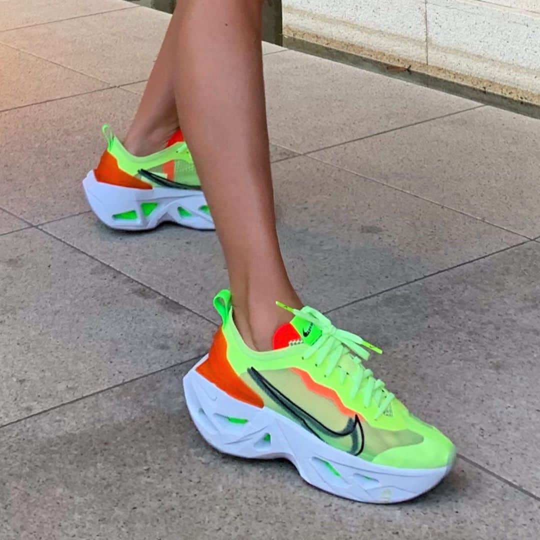 MARISのインスタグラム：「One of my fav kicks in this summer 💚💚💚 メッシュになってて涼しいから私は裸足で履いちゃってる🥤背も盛れる💛GUNDAMみたいですんごいお気に入り🍭 #NIKE #kicks #street #fashion #sneakers」