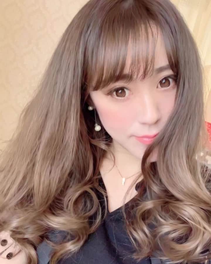 Minaのインスタグラム：「今晩は💗 ・ 秋ヘアーにチェンジしたよ💇‍♀️ アイスグレージュ😙🍨 ・ 毛先にかけてグラデになるような染め方を1回だけのカラーでしてくれたの😙💗 ・ 暗い部屋だと黒に見えるけど🤨 太陽に当たるとこんな感じでいい感じ😍💗 新鮮😍✨✨ ・ ・ ネイルもまた載せさせてくださいね🥺✨ 今日も見て頂きありがとうございました☺️🙏💕 ・ ・ ・ #ヘアー#ヘアカラー#アッシュ#グラデーションカラー #グラデーションヘアー#アッシュカラー#グレージュ#グレージュカラー #グレージュアッシュ#アイスグレージュ#アッシュヘアー#ゆる巻き#ゆる巻きヘア#秋ヘアー#秋カラー#秋スタイル#メイクアップ#ヘッドスパ#トリートメント#カラコン#美容大好き#外人風カラー #透け感カラー #ロングヘア #ロングヘアー」