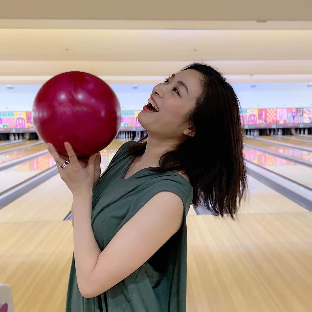 鈴木芳奈のインスタグラム：「すごーく久々にボウリング🎳やってきたw久々すぎて感覚忘れてたけど、いつも、いつも、やっぱりなかなか倒れてくれない最後の一本が強敵だったな いつも一本だけ残ってしまうんですっ 当たりどころなのか？勢いが足りないのか？挑戦はつづく…🙌 #ボウリング #息抜き #おもいっきり遊ぶときは遊ぶ」