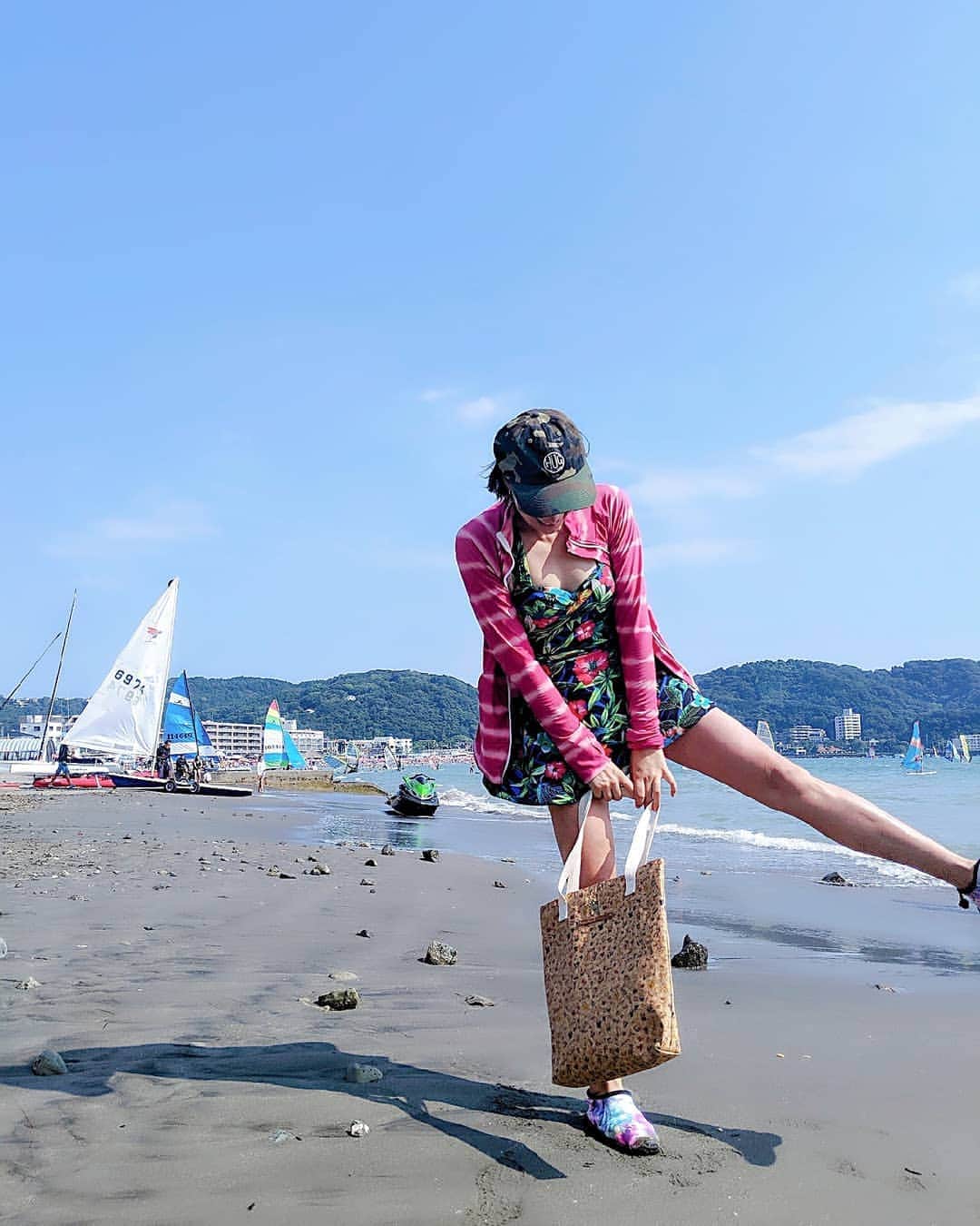 芳美リンさんのインスタグラム写真 - (芳美リンInstagram)「帰国したらすぐにビーチへGOーー🌊✨ ホームビーチ#逗子海岸  今年は出張多くてあまり行けなかったので、私の夏はこれからってことで4649☺  でも、夕方はもう水の中ちょっと寒いね。夏の終わりは毎年なんだかしんみり。  #湘南SUPガール #アウトドア#マリンスポーツ#海好きな人と繋がりたい#逗子海岸 #アウトドア#アウトドア女子#キャンプ#アクティブ #コルクレザートートバッグ #コルク素材#トートバック」8月25日 19時50分 - lynn.lynn5