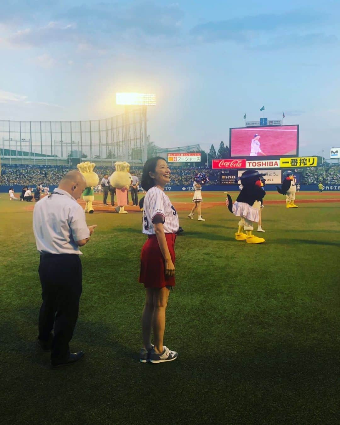 羽田美智子さんのインスタグラム写真 - (羽田美智子Instagram)「始球式～‼ 会場に飲まれる、、って気持ちわかります。  緊張しました😆 が、楽しかったです✨  ただいま5回表1-0で阪神がリードしています。 ヤクルト頑張れ～✊‼️ #始球式」8月25日 19時42分 - michikohada