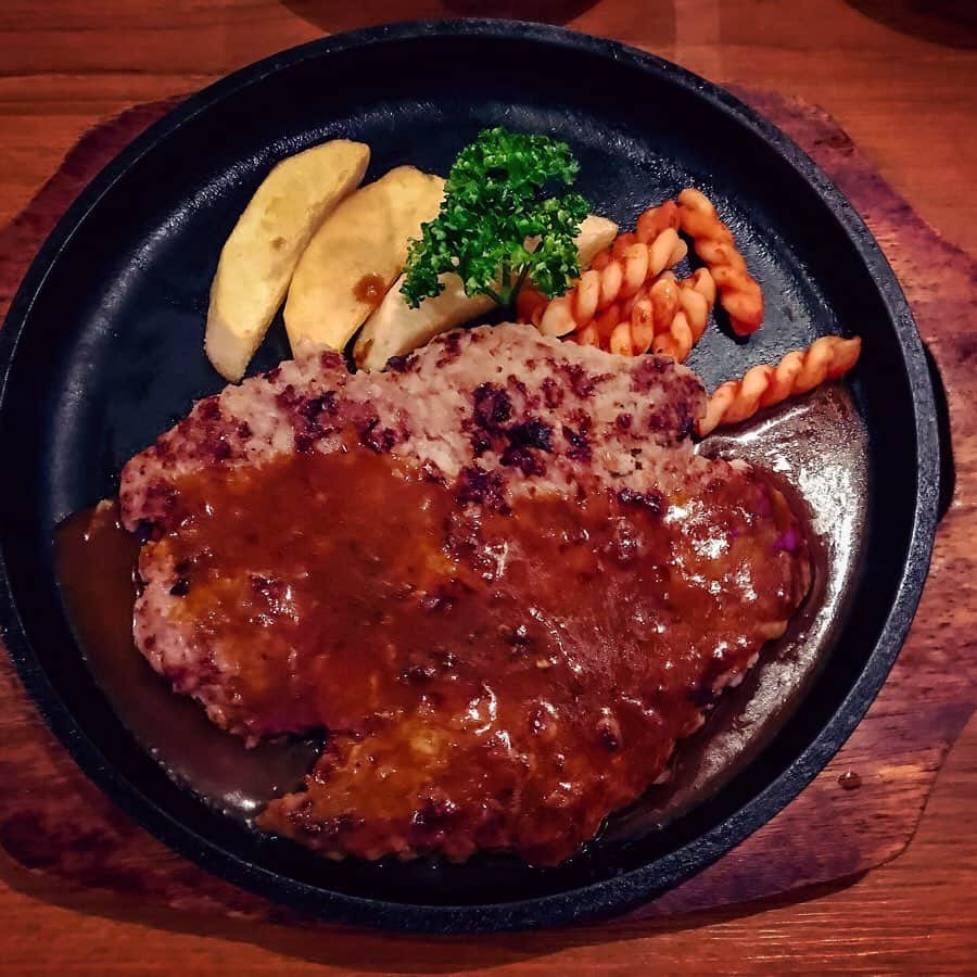 atmmyさんのインスタグラム写真 - (atmmyInstagram)「肉肉肉肉🥩肉ディナー🍖 ﻿ ﻿ #お肉 #サーロインステーキ ﻿ #ハンバーグ #ディナー #晩御飯 ﻿ #🥩 #🍖 #🍚 #美味しいもの大好き」8月25日 19時44分 - atmmy