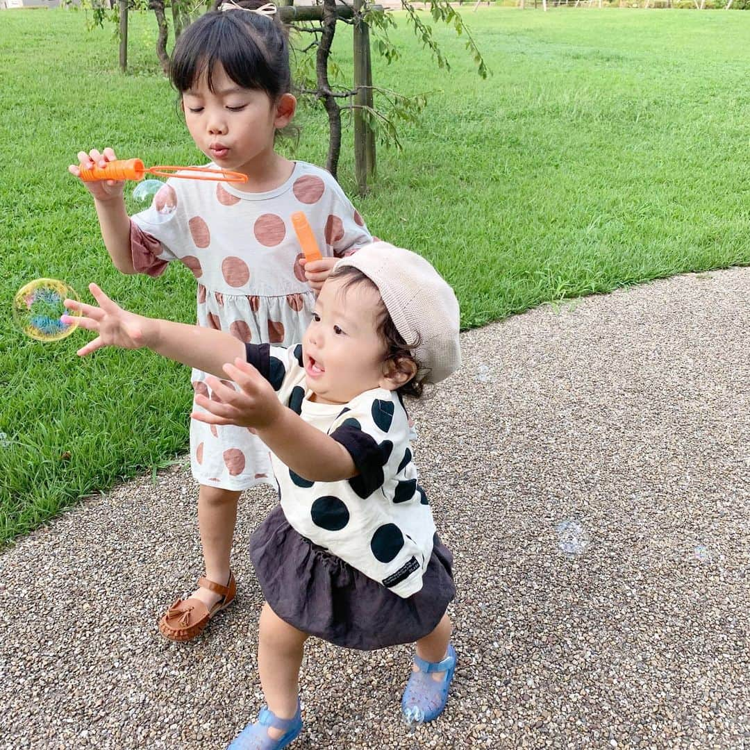 ともみさんのインスタグラム写真 - (ともみInstagram)「. 久しぶりの公園とっても楽しんでおりました👧💓👶 夕方涼しかったな〜✨ . . お揃いのドットTとワンピースお気に入り🥰 ゆずさんのサンダルとわたしのボディバッグもNEW✨ @smarby_official で買いました〜😘 . . #公園 #お揃い #ドット #姉弟 #5歳 #1歳 #smarby #smarbykids」8月25日 19時47分 - yuzu_haru_18