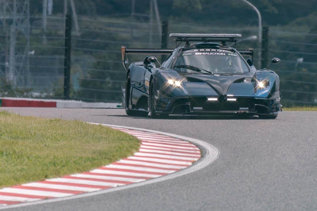 パガーニ・アウトモビリのインスタグラム：「Follow the pace car... If you can!  Such a great time we had at the @suzukacircuit_official during the #suzuka10hours !  #pagani #suzukacircuit #zonda #zondarevolucion」