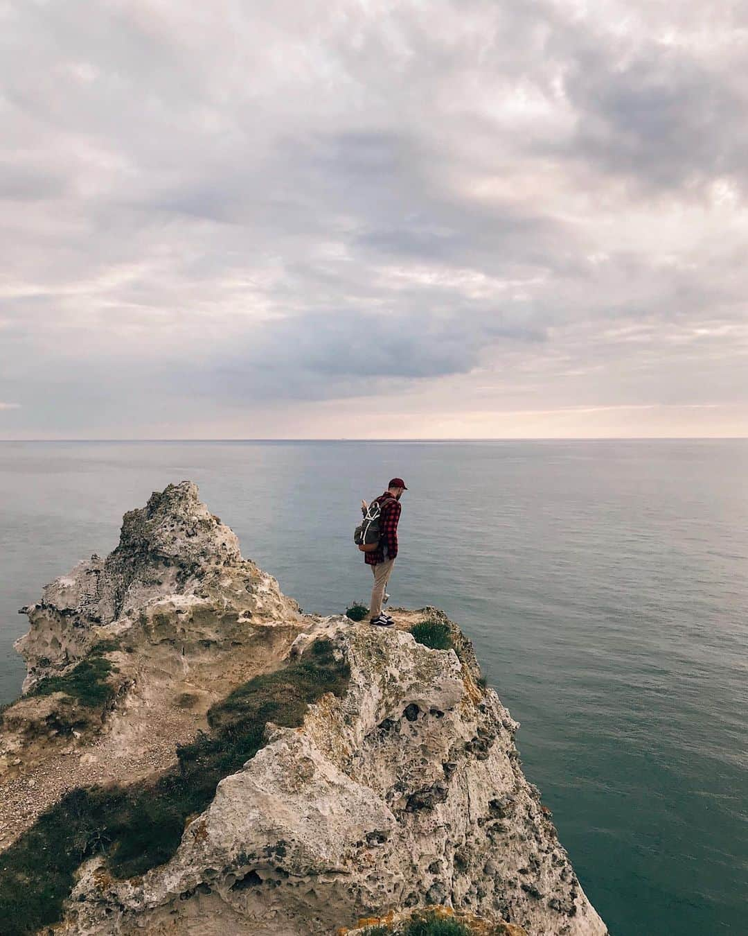 Anna Derzhanovskayaさんのインスタグラム写真 - (Anna DerzhanovskayaInstagram)「Etretat. Плюс один в списке наших любимых мест с @s.klim ❤️」8月25日 19時52分 - anna.derzhanovska