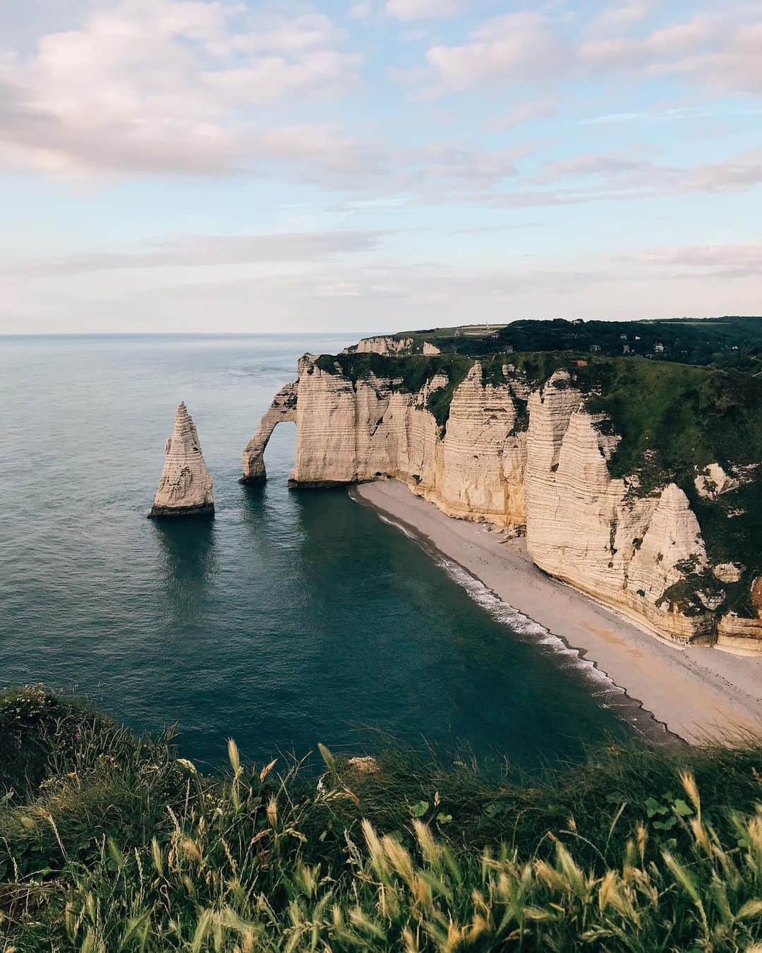 Anna Derzhanovskayaのインスタグラム：「Etretat. Плюс один в списке наших любимых мест с @s.klim ❤️」
