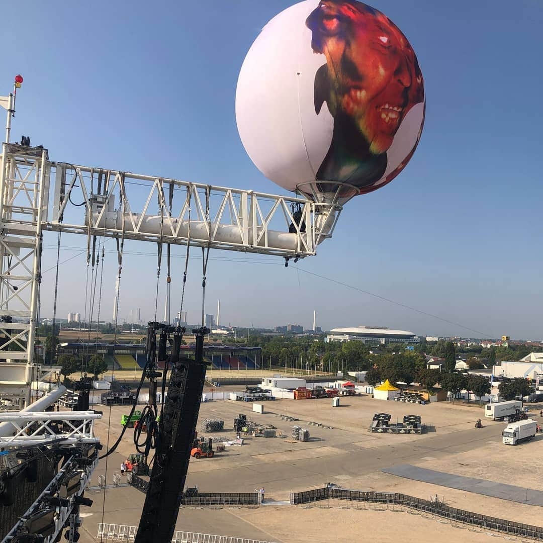 メタリカさんのインスタグラム写真 - (メタリカInstagram)「Panoramic mania here in Mannheim!  Doors: 3:30 @bokassaband : 5:45 @thebandghost : 6:45 @metallica : 8:15 #MetInMannheim #Metallica #WorldWired」8月25日 19時52分 - metallica