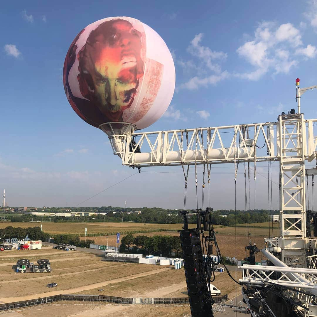 メタリカさんのインスタグラム写真 - (メタリカInstagram)「Panoramic mania here in Mannheim!  Doors: 3:30 @bokassaband : 5:45 @thebandghost : 6:45 @metallica : 8:15 #MetInMannheim #Metallica #WorldWired」8月25日 19時52分 - metallica