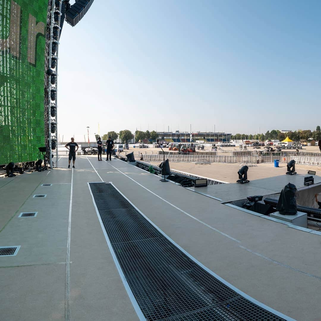 メタリカさんのインスタグラム写真 - (メタリカInstagram)「Panoramic mania here in Mannheim!  Doors: 3:30 @bokassaband : 5:45 @thebandghost : 6:45 @metallica : 8:15 #MetInMannheim #Metallica #WorldWired」8月25日 19時52分 - metallica