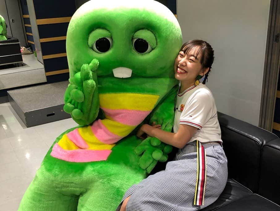 須田亜香里さんのインスタグラム写真 - (須田亜香里Instagram)「ドッキリgp  スタジオで大好きなガチャピンと隣に座っていられて幸せでした。 前室ではずっとお隣をぴったりキープして出番待ってた。 大好きの表現が露骨(笑) 26年前の写真も見せてあげたよ。 今まで怖いドッキリに沢山耐えてきた甲斐がありました。 夜の廃校ドッキリの恐怖忘れないです。 でもでもでもガチャピンに会えて幸せでした。 今度はムックに会いたいな〜❤️ #ドッキリgp #ガチャピン #大好きな人 #人じゃねえな #大好きな恐竜 #笑」8月25日 19時54分 - akarisuda