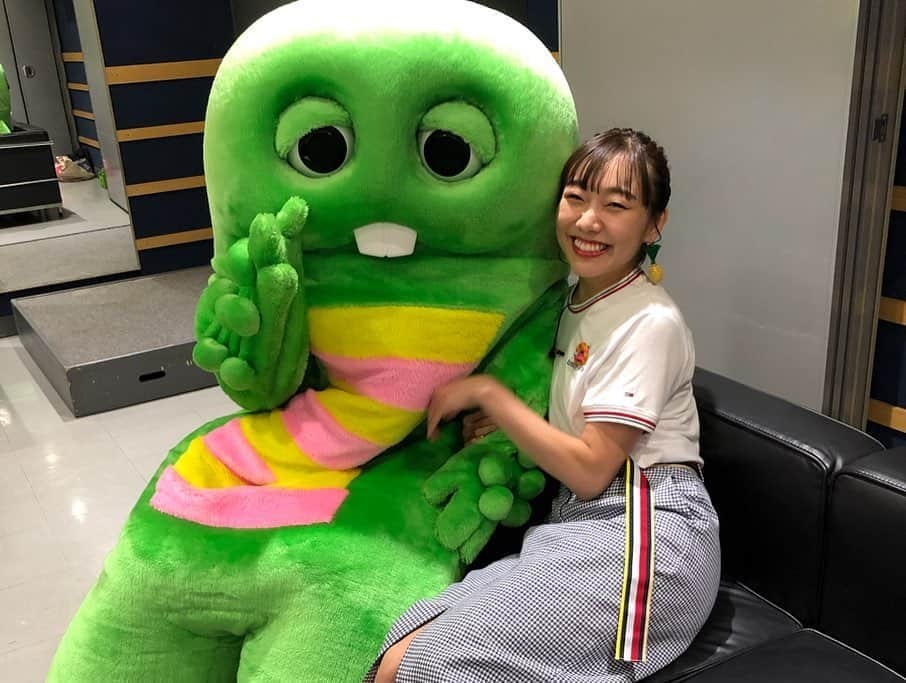 須田亜香里さんのインスタグラム写真 - (須田亜香里Instagram)「ドッキリgp  スタジオで大好きなガチャピンと隣に座っていられて幸せでした。 前室ではずっとお隣をぴったりキープして出番待ってた。 大好きの表現が露骨(笑) 26年前の写真も見せてあげたよ。 今まで怖いドッキリに沢山耐えてきた甲斐がありました。 夜の廃校ドッキリの恐怖忘れないです。 でもでもでもガチャピンに会えて幸せでした。 今度はムックに会いたいな〜❤️ #ドッキリgp #ガチャピン #大好きな人 #人じゃねえな #大好きな恐竜 #笑」8月25日 19時54分 - akarisuda