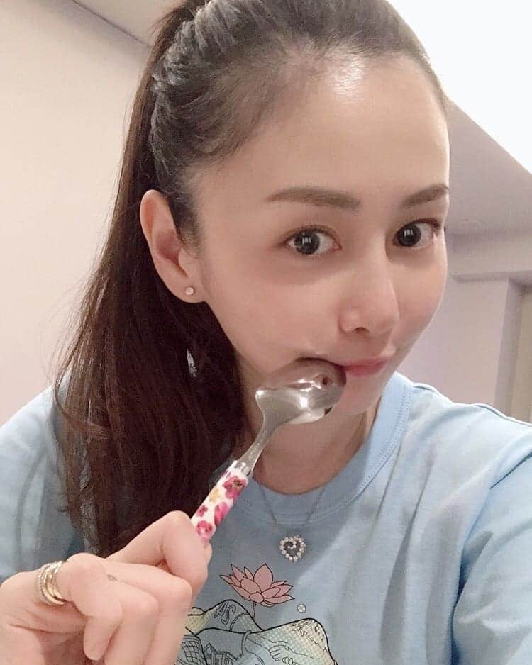 杉原杏璃さんのインスタグラム写真 - (杉原杏璃Instagram)「香港に行ったら必ず屋台で食べるエッグタルト♡  都内にもあるんだ ♪ 食べながら。。。。。 歩きながら向かい👣👣。。 電気屋さんで家電をひと通り見てました♪買い揃えないといけないものが沢山あって💦今の家電って、ハイテクな機能が沢山ついてるから こっちのメーカーとあっちのメーカーのどこがどう。。。。。 違いがね〜 ちんぷんかんぷん💨そして、何日か前にちょうどテレビ局でお仕事してたので 買っていーたのだ！今日はこのTシャツ着て。。。 部屋でアイス🍨でも食べよっかな〜👅ってとこです♡  #japan  #LOVE  #love  #instagood  #YOLO  #new  #look  #follow  #happy  #fun  #funny 　#smile  #beauty  #swag  #girl  #girls  #me  #fashion  #アンラブ  #グラビア  #アイドル  #グラドル  #グラビアアイドル  #anrisugihara  #杉原杏璃」8月25日 19時57分 - anri.sugihara.anri