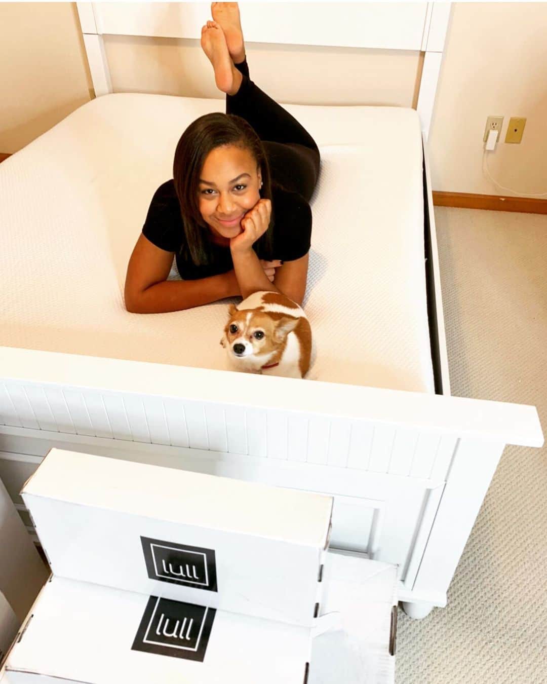 Nia Sioux Frazierさんのインスタグラム写真 - (Nia Sioux FrazierInstagram)「Snuggle buddies in my new @lullbed 🐶😴 Get $150 off with Lull’s "Labor Day Sale" at  lull.com/nia #getyourlullon #ad」8月26日 1時23分 - niasioux