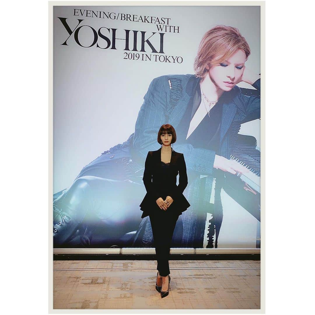 知華さんのインスタグラム写真 - (知華Instagram)「2019.08.25 YOSHIKIディナーショー最終日。 YOSHIKI御用達ブランド 🕴👠 #alexandermcqueen 💍gucci pierce #sistertokyo  #着飾る愉しみ  #yoshikidinnershow  #yoshikiディナーショー  #グランドハイアット東京  #スーツ #ペプラムスーツ  #パンツスーツ  #yoshikiプレミアムディナーショー2019」8月26日 1時25分 - tomoca1204