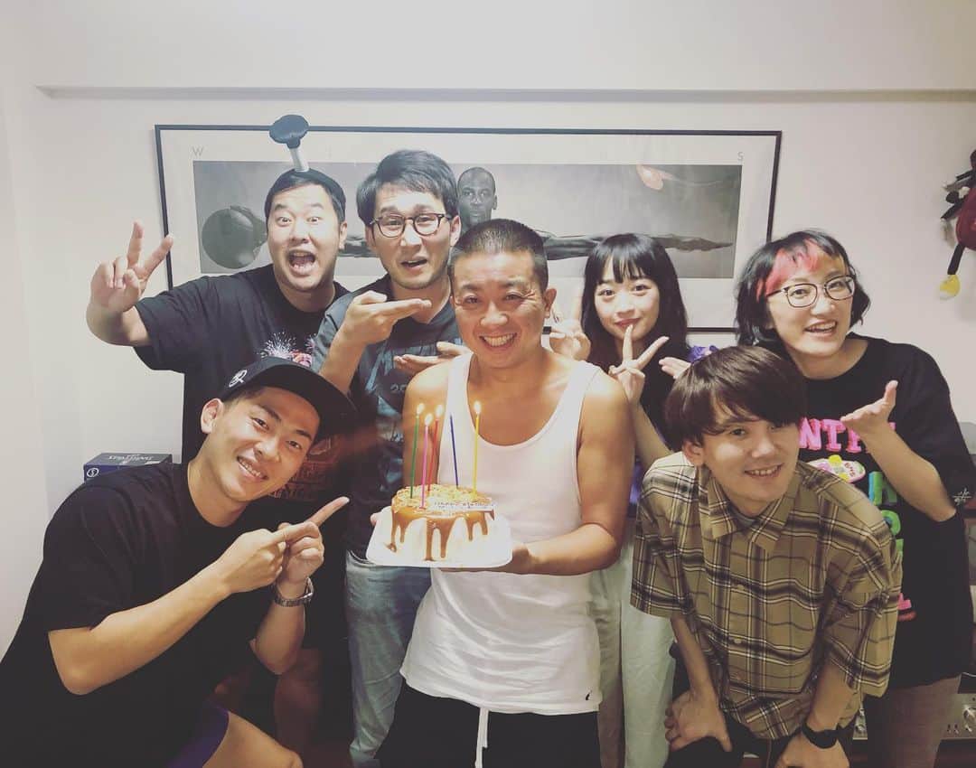 のインスタグラム：「おばあちゃんの誕生日🎂の次の日は松尾さんのお誕生日でした👏🎉🎊地元を離れてる今は親より私の様々なことを気にかけてくださってるだろうなの松尾さん。頭が上がらない継続中2019夏🏄‍♀️🍧 ・ #チョコレートプラネット  #チョコプラ松尾  さん #8月18日生まれ  #祝」