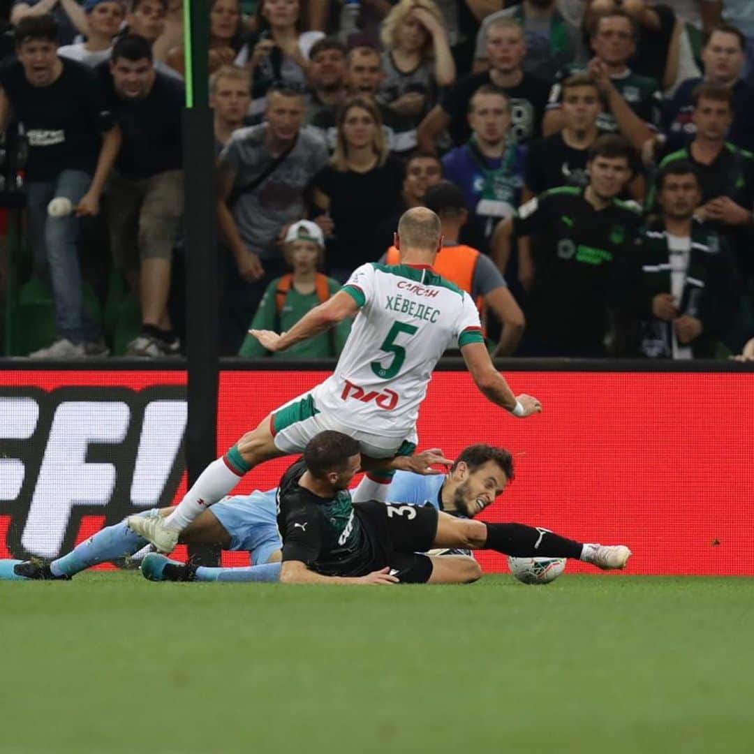 ベネディクト・ヘーヴェデスのインスタグラム：「Tough game against Krasnodar! 1:1 was a fair result! @fclokomotiv @marinatog1」