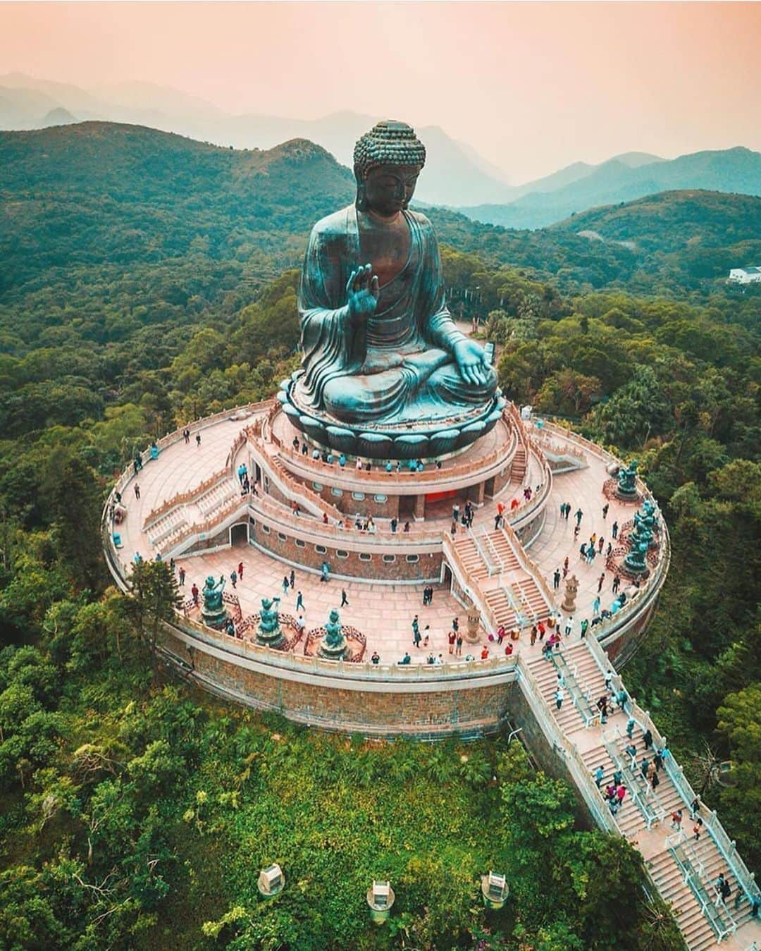 Earth Picsさんのインスタグラム写真 - (Earth PicsInstagram)「Big Buddha in Lantau Hong Kong 🇭🇰 by @salty_sandals」8月25日 20時07分 - earthpix