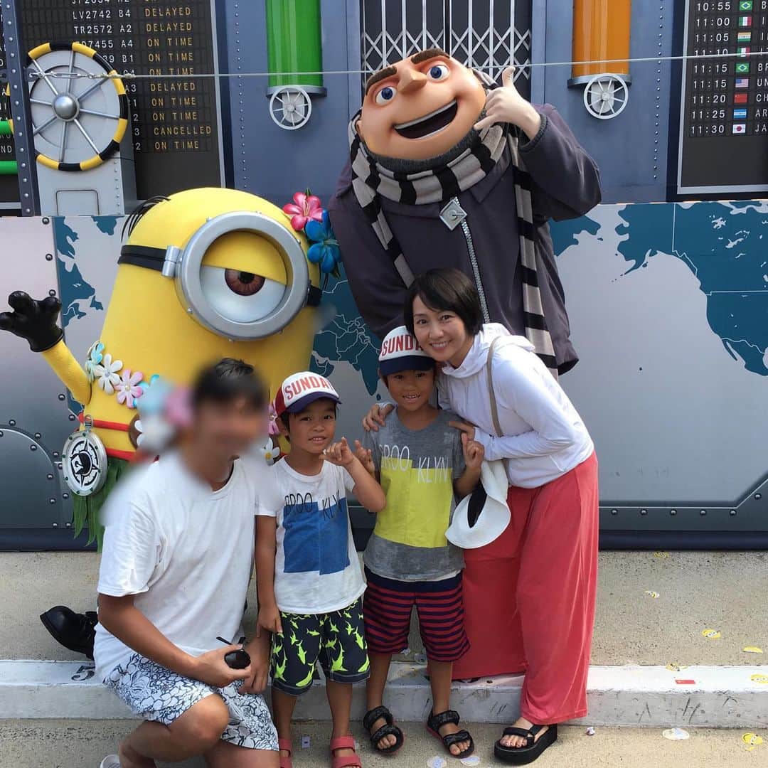 あだち理絵子さんのインスタグラム写真 - (あだち理絵子Instagram)「#夏休み最終日  この夏 #usj  の ワンディパスが 大人1人につき、子供1人が無料っていうんで #ユニバ年パス を初ゲットしました。  ずっと #ひらぱー年パス 派やったんやけど。  1年間、めちゃくちゃ行ったんねん。  今日は 夏休み最終日曜日で人多すぎ。  昼のパレードの合間に  #セーラームーン4d  がすぐ入れたので行ってみた。  意外に激しくて セーラー達 めちゃスタイル良くて かわゆす。  世代ちゃうけど ちょっと感動したわ😆  で、ゆったり #ミニオンショー みたり。  ミニオン映画もみたことないんやけどねw  #グルーが出てくる度 #鶴瓶師匠の顔がうかぶ #ミニオン達の衣装がかわいい  その後 結局どこも長蛇の列で  #ミニオンファッションショー  みて帰りました。  んでっ 今日も 水着着用でいったので 希なリクエストいただきましたので 水着自撮り。  んー、携帯の影のせいもあるんだけどね、 1年半前のシンガポール時と比べると  #たるんどる #これが2キロの違い #絞らないと #自分への戒め #40代水着 #ダイエットできん #毎晩飲むから #スクワット #アブホイール を少々。」8月25日 20時07分 - adachi.rieko