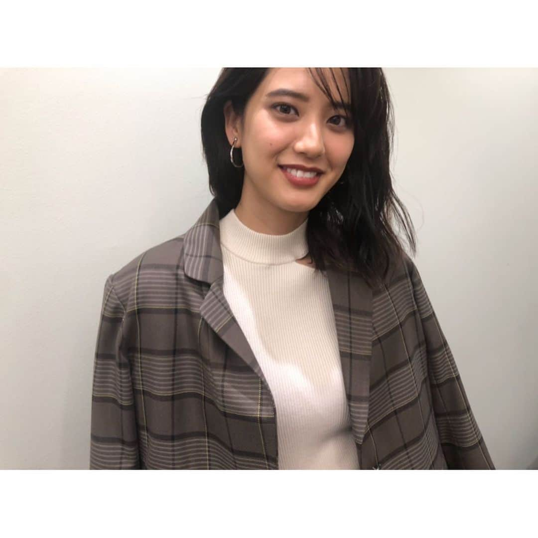 山崎紘菜さんのインスタグラム写真 - (山崎紘菜Instagram)「. 衣装で今年初の秋服を着た。 紘菜は秋を察知した。 経験値が少しだけあがった。🐣 (ような気がした) . . 今日よる9時〜は TBS 日曜劇場「ノーサイド・ゲーム」第7話です。 #写真はドラマと全く関係ないよ #TBS #日曜劇場 #ノーサイドゲーム」8月25日 19時59分 - hirona_yamazaki