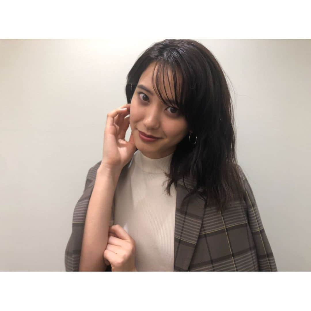 山崎紘菜さんのインスタグラム写真 - (山崎紘菜Instagram)「. 衣装で今年初の秋服を着た。 紘菜は秋を察知した。 経験値が少しだけあがった。🐣 (ような気がした) . . 今日よる9時〜は TBS 日曜劇場「ノーサイド・ゲーム」第7話です。 #写真はドラマと全く関係ないよ #TBS #日曜劇場 #ノーサイドゲーム」8月25日 19時59分 - hirona_yamazaki