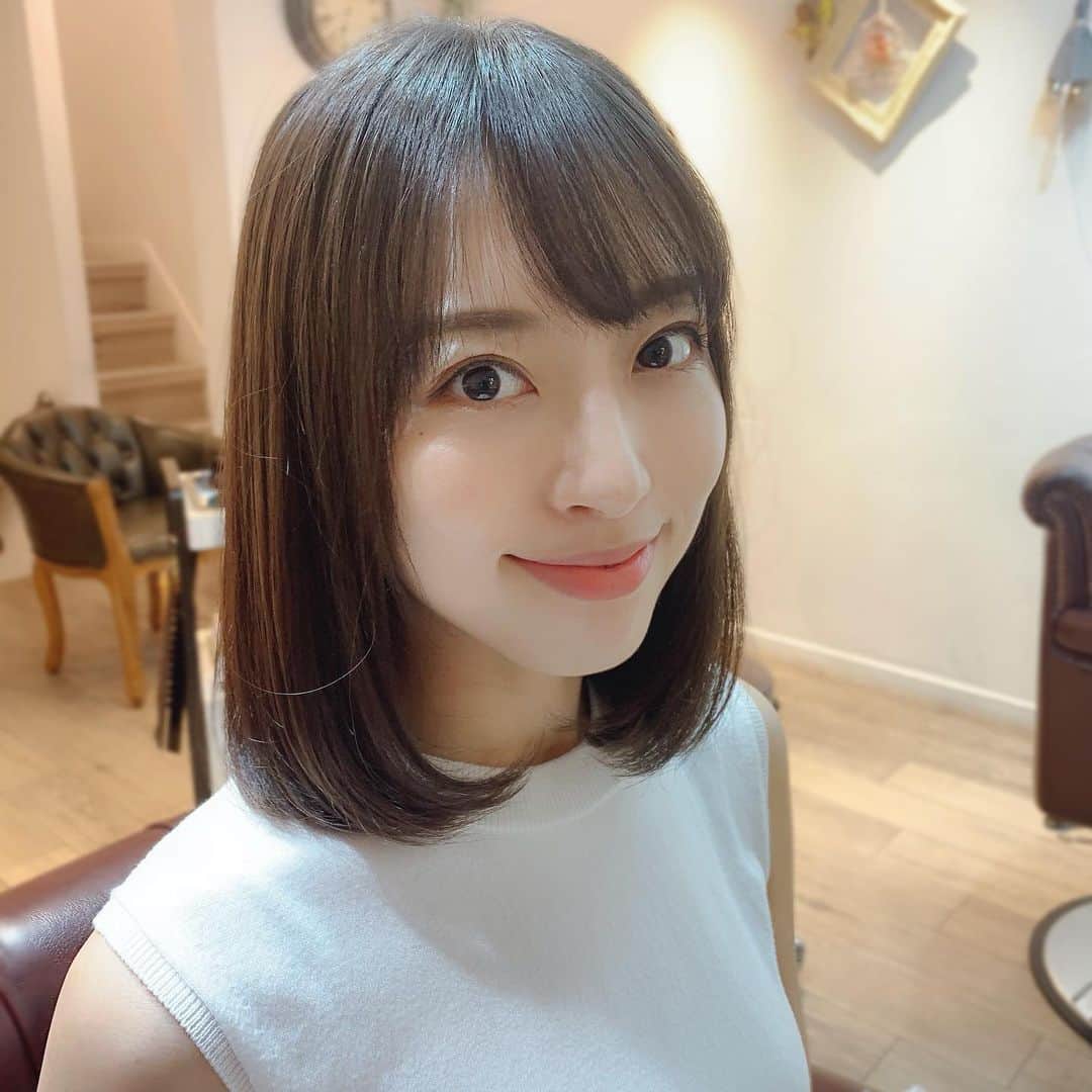 のインスタグラム：「ずっとお世話になっている小池さんの元へメンテナンスに行って参りました。 いつもありがとうございます。  現在、髪の毛伸ばし中です。ちょうど扱い辛い長さですが、基本髪の毛伸びるの速いので、もう少しの我慢！！‬ #lewin #ヘアカット #前髪カット #ボブ #伸ばし中 #愛加あゆ」