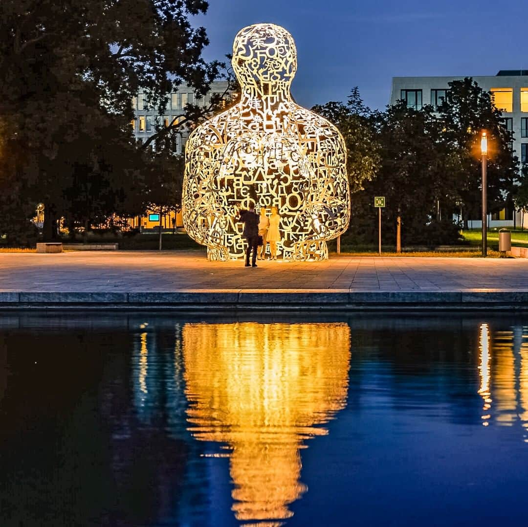 ルフトハンザさんのインスタグラム写真 - (ルフトハンザInstagram)「Sitting on the campus of the Goethe University in Frankfurt – the Body of Knowledge stands for transparency and cosmopolitanism. #Lufthansa #FlyToFrankfurt」8月25日 20時01分 - lufthansa