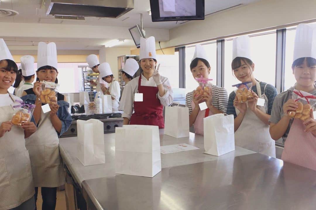 神戸製菓専門学校（公式）さんのインスタグラム写真 - (神戸製菓専門学校（公式）Instagram)「🌈オープンキャンパス🌈 #洋菓子実習 は、 #マドレーヌ 作り＆ #ラッピング に挑戦‼️試食はお洒落な桃のパイが載った皿盛りでした🍑😆 マドレーヌの生地を流し入れるのに苦戦していましたが、先生に絞り袋の持ち方や姿勢から教わり、皆さん丁寧にぴったりと型に入れることができていました😆👏 焼き色も綺麗で、美味そう😊習ったラッピングも活用してくださいね💝  #神戸製菓 #神戸製菓専門学校 #オープンキャンパス #夏休み #スイーツ #パティシエ #製菓 #製菓学校 #製菓専門学校 #桃 #お菓子作り #桃スイーツ #お菓子作り好きな人と繋がりたい  #パティシエール #夢色パティシエール #instasweets #instalove #pattistagram2019」8月25日 20時01分 - kobeseika_info