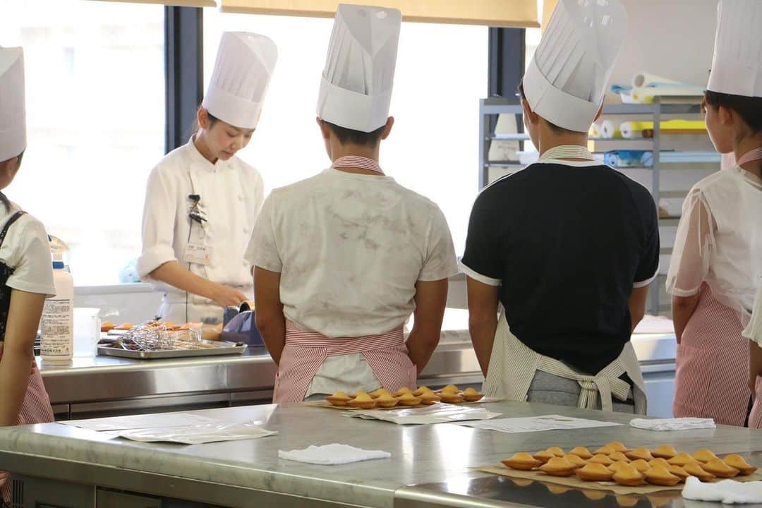 神戸製菓専門学校（公式）さんのインスタグラム写真 - (神戸製菓専門学校（公式）Instagram)「🌈オープンキャンパス🌈 #洋菓子実習 は、 #マドレーヌ 作り＆ #ラッピング に挑戦‼️試食はお洒落な桃のパイが載った皿盛りでした🍑😆 マドレーヌの生地を流し入れるのに苦戦していましたが、先生に絞り袋の持ち方や姿勢から教わり、皆さん丁寧にぴったりと型に入れることができていました😆👏 焼き色も綺麗で、美味そう😊習ったラッピングも活用してくださいね💝  #神戸製菓 #神戸製菓専門学校 #オープンキャンパス #夏休み #スイーツ #パティシエ #製菓 #製菓学校 #製菓専門学校 #桃 #お菓子作り #桃スイーツ #お菓子作り好きな人と繋がりたい  #パティシエール #夢色パティシエール #instasweets #instalove #pattistagram2019」8月25日 20時01分 - kobeseika_info