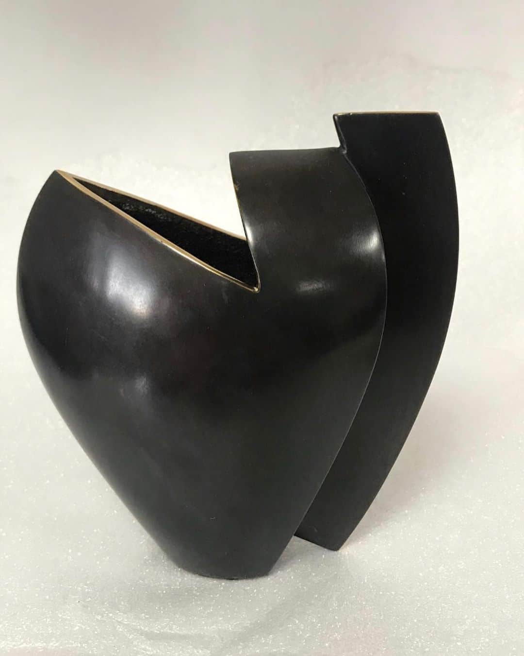 のインスタグラム：「¿Qué os parecen estos floreros? Son de bronce patinados en negro y pertenecen a la colección Cubista ▪️◼️◾️ #JoaquinBerao #design #decoracion #decoracioninteriores #art #arte #artesania #deco #decor #home #homedesign #handmade #madeinspain」