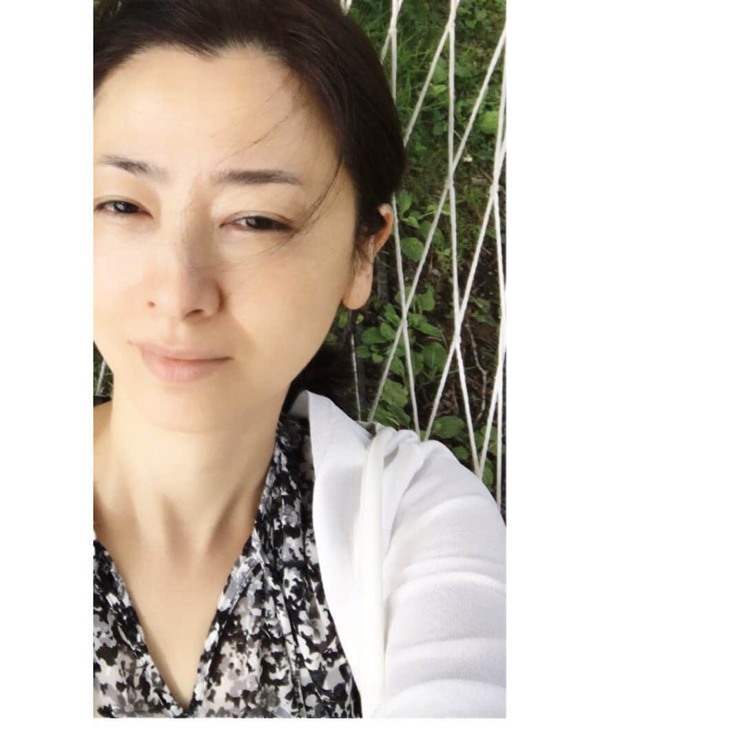 春香さんのインスタグラム写真 - (春香Instagram)「夏休み^_^  この夏は家族でスケジュールがあわず遠出はせず、東京から数時間で移動できる避暑地ということで、福島県の裏磐梯辺りへ行って来ました^_^  初めて訪ねた磐梯山の麓は涼しくて、景色も良く、高原で過ごす時間は気持ちの良いものでした。 時間経過で変化する景色は見ていても飽きないものです。 朝の清々しさも好きですが、夕刻も魅力的です。  以前より家庭画報の特集を見て気になっていた諸橋近代美術館へ行きダリの作品を鑑賞し、ホテルを拠点として周囲を散策したり、ホテルのライブラリーや露天風呂で変わり行く景色を眺めながら、のんびりしたりと有意義な時間を過ごしました。  海外旅行も好きですが、国内のまだ未来訪の地へも、家族旅行て訪ねてみたいですね。 子どもにも国内の自然の良さや地方の民芸品、特産物などを経験しながら伝えられたらなと思います。 この旅で、娘は会津地方の郷土玩具である赤べこの絵付けを楽しんでいました^_^  #裏磐梯 #裏磐梯高原ホテル #諸橋近代美術館  #家族旅行 #夏休み #夏休み旅行  #磐梯山 #温泉 #裏磐梯弥六沼温泉  #ハンモックでゆらゆら  #ダリ #サルバドールダリ  #五色沼湖沼群」8月25日 20時05分 - haruka__official