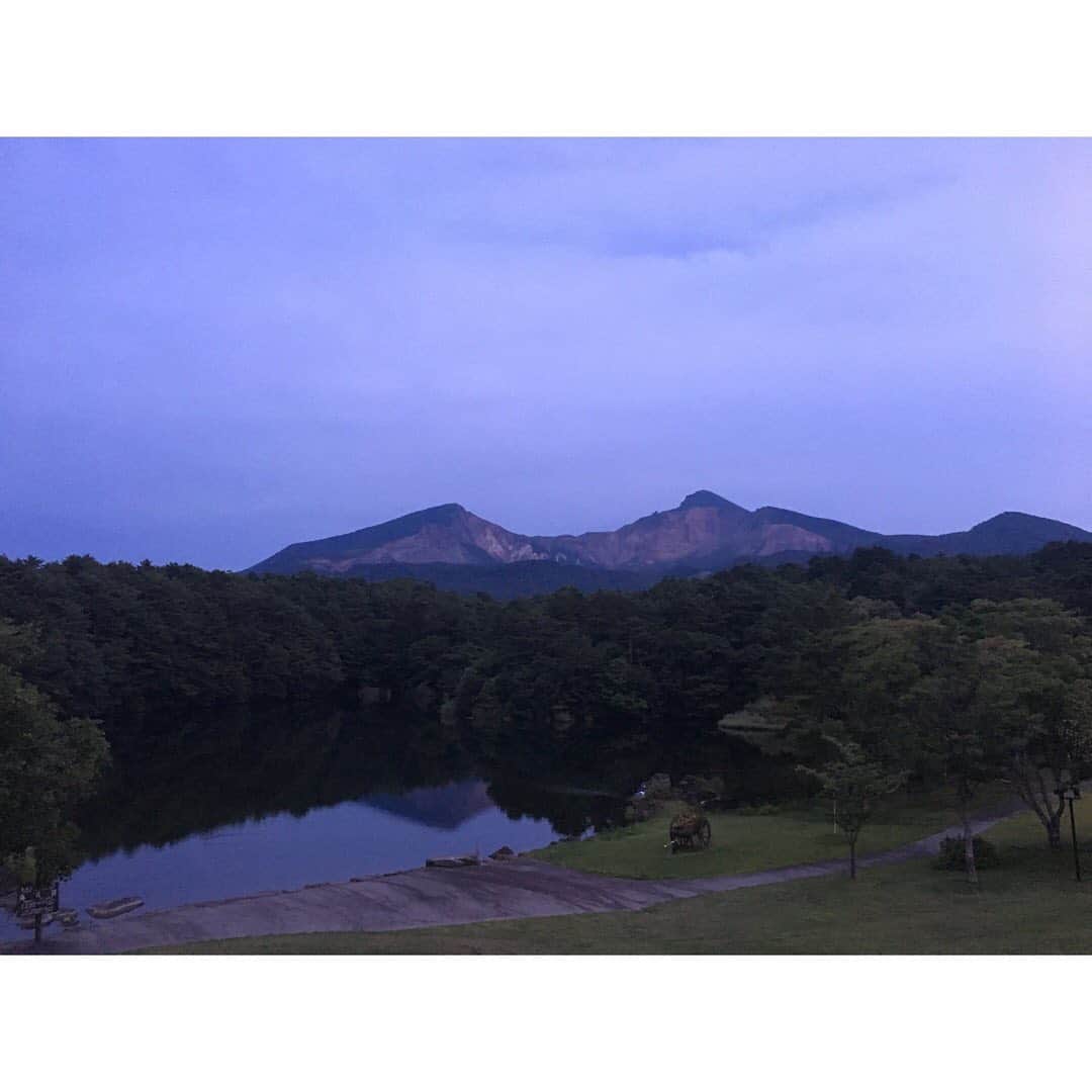 春香さんのインスタグラム写真 - (春香Instagram)「夏休み^_^  この夏は家族でスケジュールがあわず遠出はせず、東京から数時間で移動できる避暑地ということで、福島県の裏磐梯辺りへ行って来ました^_^  初めて訪ねた磐梯山の麓は涼しくて、景色も良く、高原で過ごす時間は気持ちの良いものでした。 時間経過で変化する景色は見ていても飽きないものです。 朝の清々しさも好きですが、夕刻も魅力的です。  以前より家庭画報の特集を見て気になっていた諸橋近代美術館へ行きダリの作品を鑑賞し、ホテルを拠点として周囲を散策したり、ホテルのライブラリーや露天風呂で変わり行く景色を眺めながら、のんびりしたりと有意義な時間を過ごしました。  海外旅行も好きですが、国内のまだ未来訪の地へも、家族旅行て訪ねてみたいですね。 子どもにも国内の自然の良さや地方の民芸品、特産物などを経験しながら伝えられたらなと思います。 この旅で、娘は会津地方の郷土玩具である赤べこの絵付けを楽しんでいました^_^  #裏磐梯 #裏磐梯高原ホテル #諸橋近代美術館  #家族旅行 #夏休み #夏休み旅行  #磐梯山 #温泉 #裏磐梯弥六沼温泉  #ハンモックでゆらゆら  #ダリ #サルバドールダリ  #五色沼湖沼群」8月25日 20時05分 - haruka__official